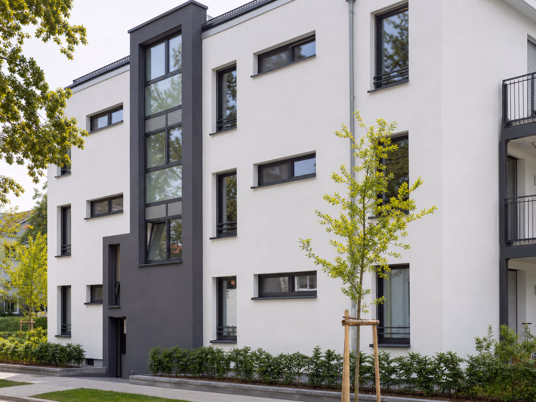 Frisch gestaltete weiße Fassade mit anthrazitfarbenen Akzenten